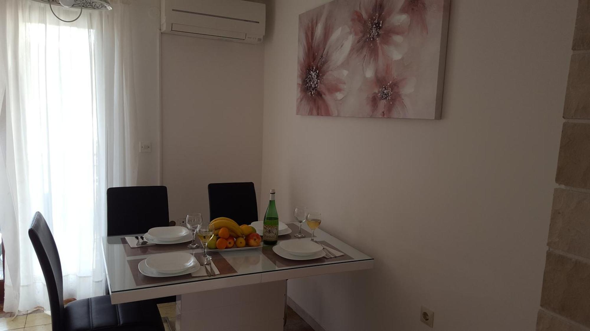 I & J Seric Apartment *