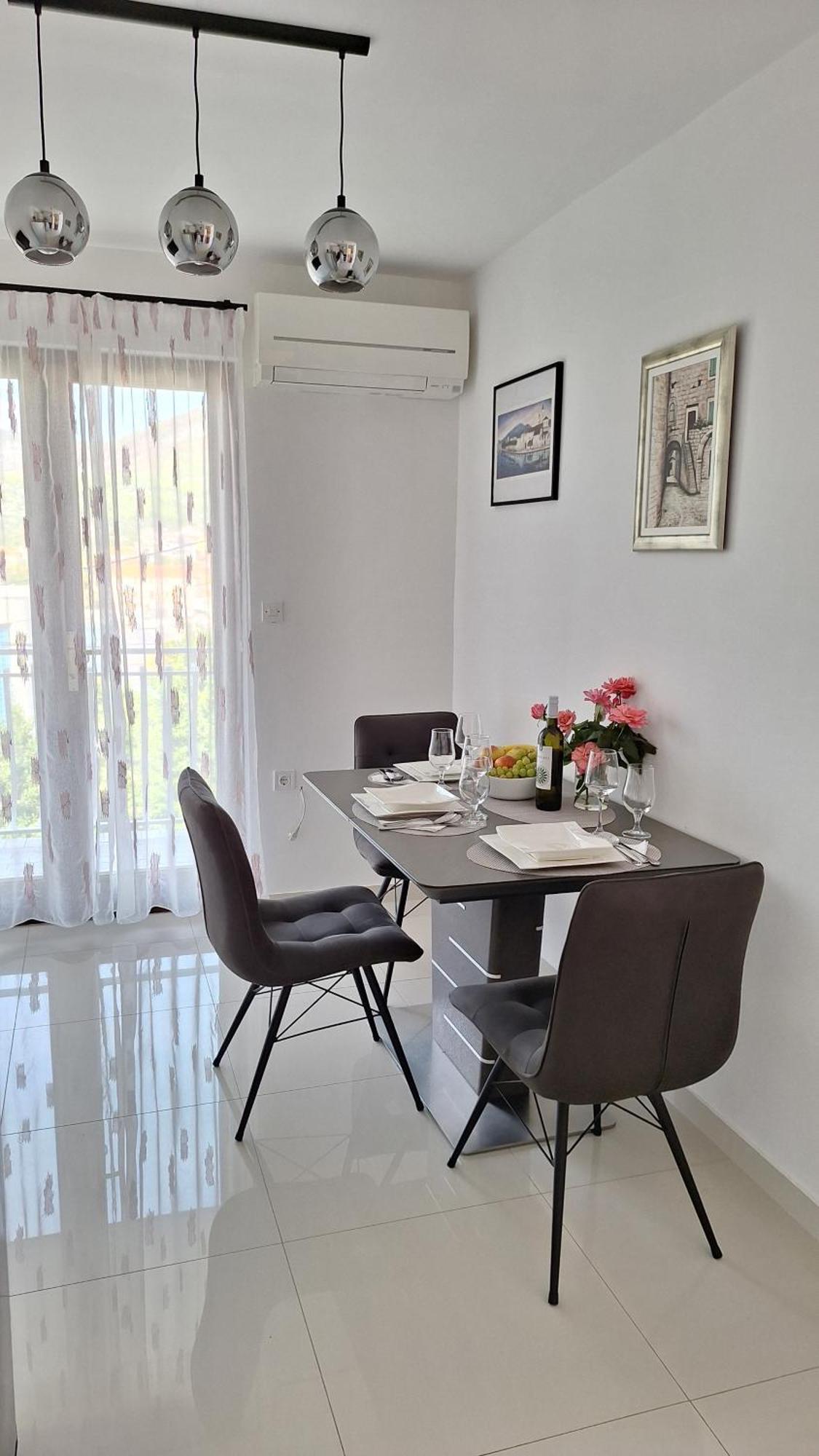 Apartment I & J Seric *
