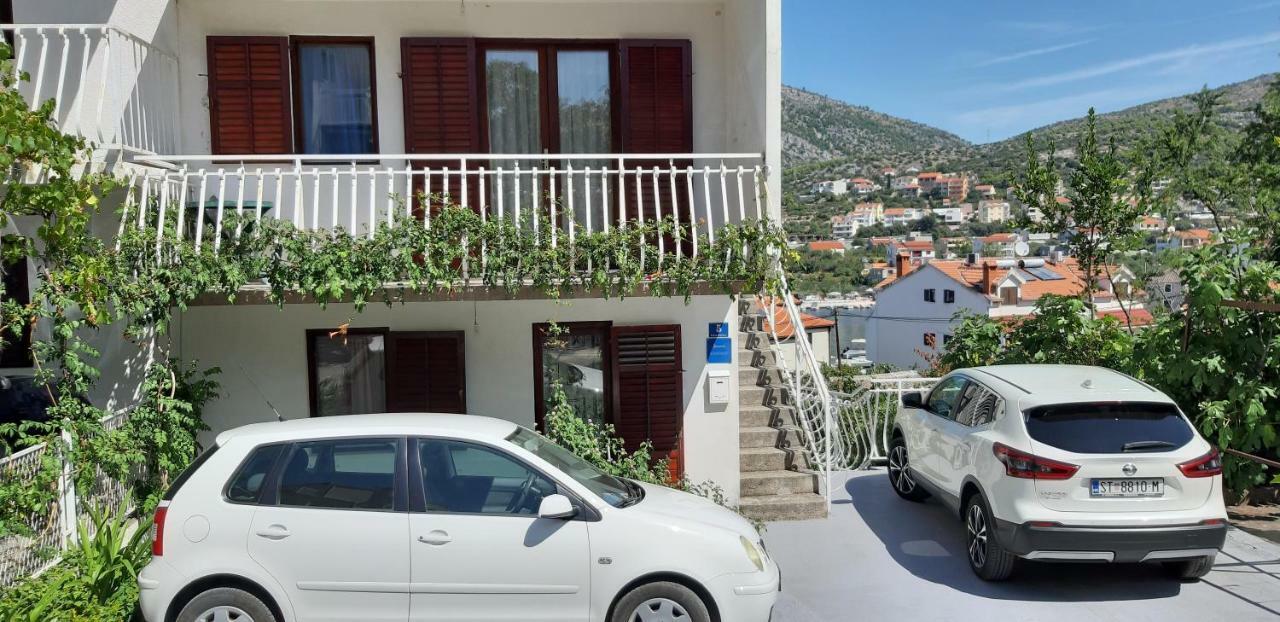 I & J Seric Apartment *